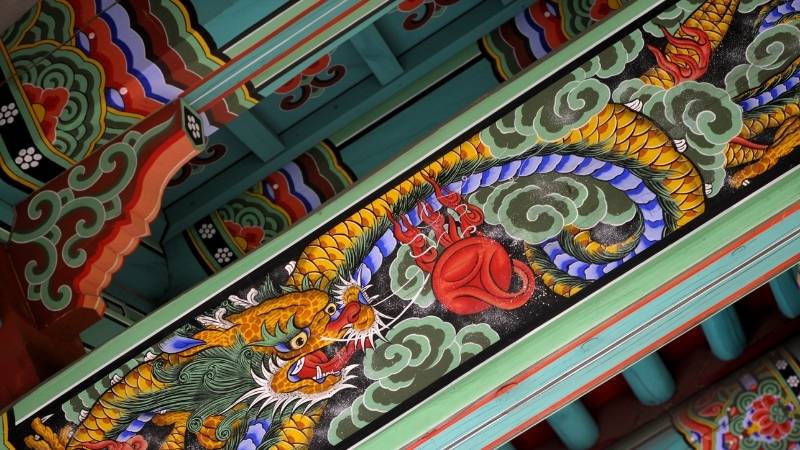 Traditioneller koreanischer Tempel mit Drachenbildern. Entdecke koreanische Mythen mit der Ling-App!
