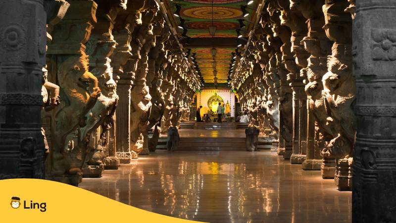 Meenakshi Sundareswarar-Tempel von Innnen. Indien, Madurai
Entdecke 10 faszinierende Tamil Traditionen! 
