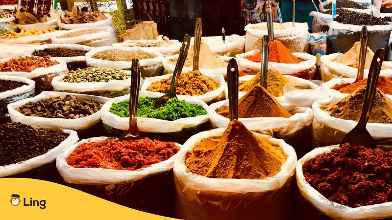 Indische Gewürze auf einem indischen Nachtmarkt. Lerne die 20 besten Vokabeln zum Einkaufen auf Tamil!