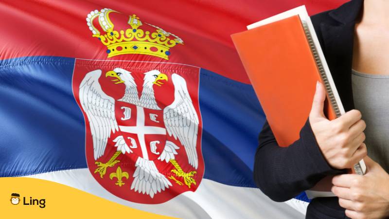 Junge Frau vor der serbischen Flagge im Hintergrund. Lehrer hält Bücher, orange leere Buchdeckel. Entdecke über 7 einfache Tipps zum Serbisch lernen!
