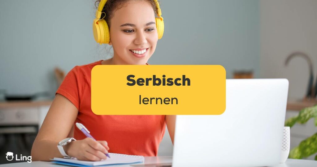 Junge Frau nutzt Laptop zum Online, serbisch Lernen zu Hause. Entdecke über 7 einfache Tipps zum Serbisch lernen!