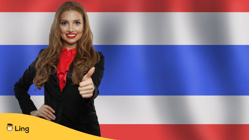 Thai Sprache lernen. Lächelnde Studentin macht Daumen hoch vor Thai-Flagge. Ein faszinierender Leitfaden für Thai Grammatik!
