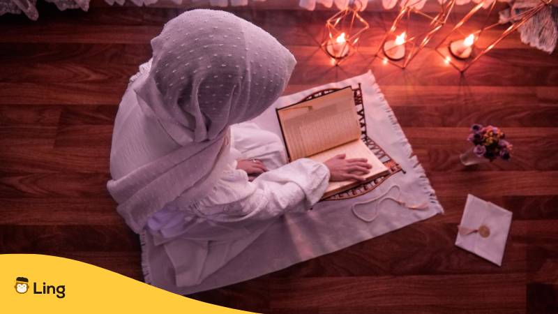 Frau Mit Kopftuch Liest Im Koran
