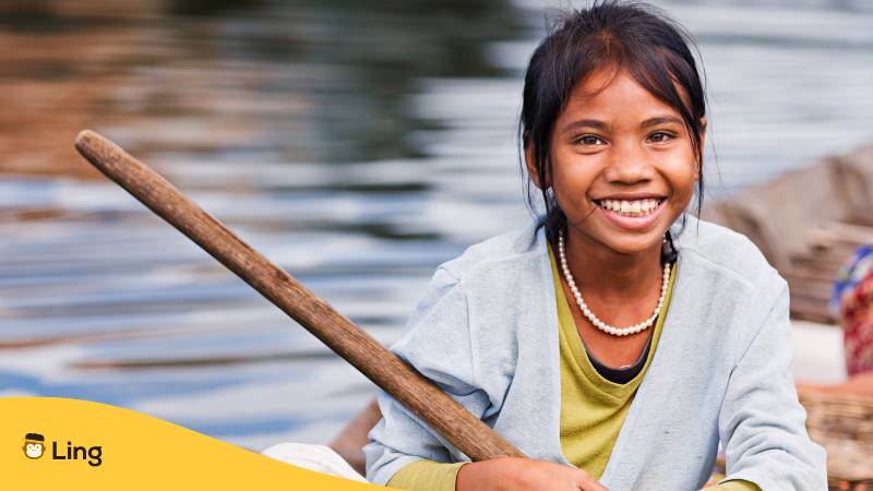 Kleines Mädchen im Boot, Kambodscha antwortet auf Wie geht es dir auf Khmer. Entdecke 6 Möglichkeiten, wie geht es dir auf Khmer zu sagen, mit der Ling-App.
