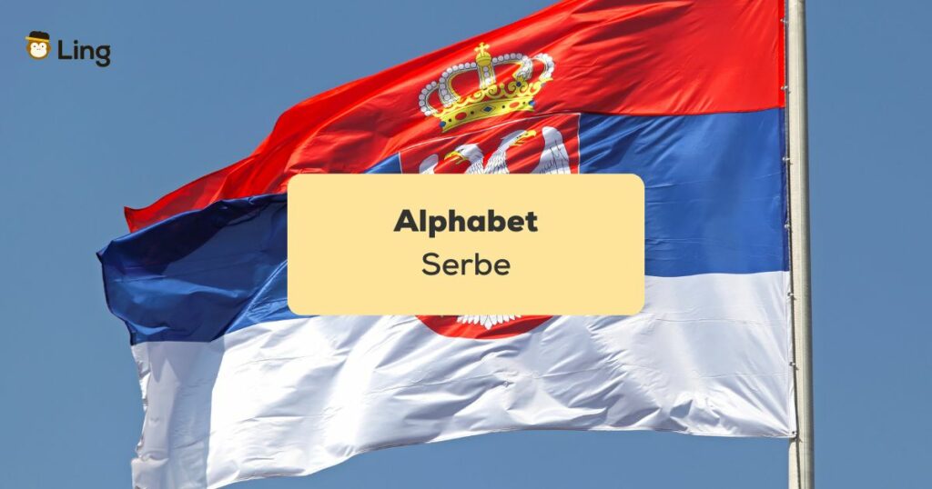 alphabet serbe drapeau de la Serbie flottant devant un ciel bleu
