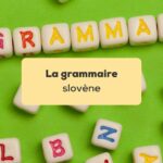 grammaire slovène Mot grammaire écrit avec des dés en colorés sur un fond vert