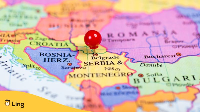 Carte des Balkans avec une punaise rouge sur la Serbie