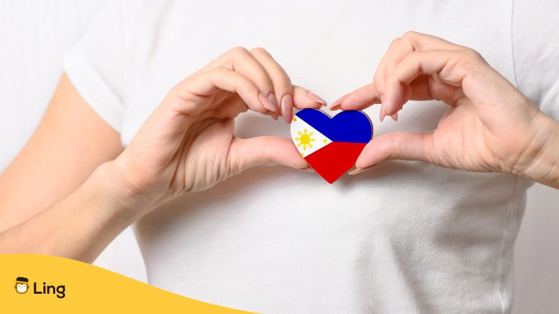 Frau Hält Philippinische Flagge In Herzform An Ihre Brust.