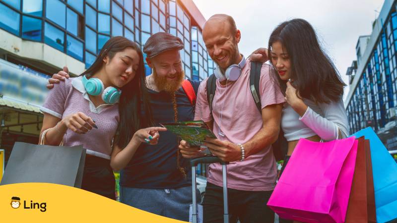 Glückliche Touristen Beim Sightseeing Mit Karte