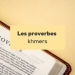Proverbes khmers Livre de proverbes ouvert sur un fond jaune