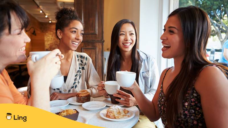 Freundinnen Beim Gemeinsamen Kaffee Und Kuchen