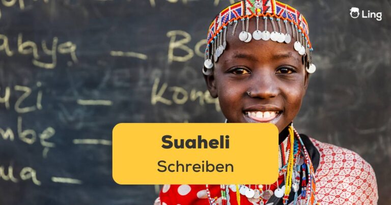 Afrikanisches Mädchen Vor Schultafel. Lerne Suaheli Schreiben Mit Ling