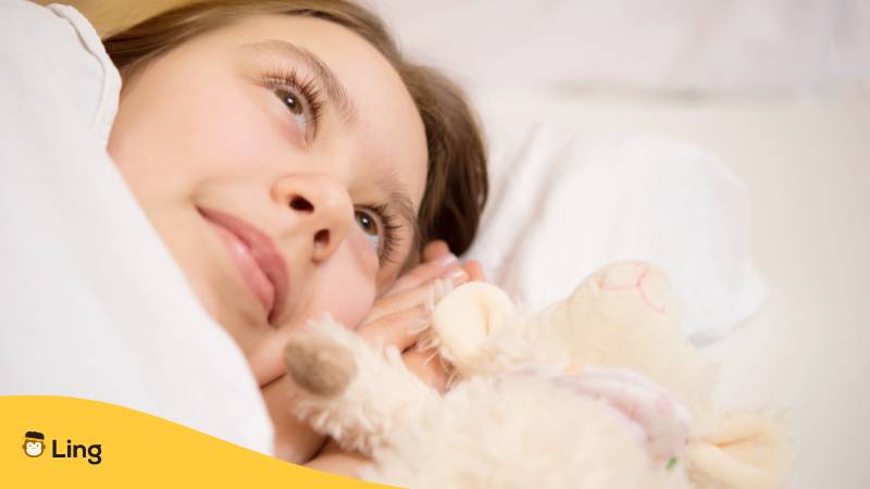 Mädchen Mit Kuscheltier Im Bett