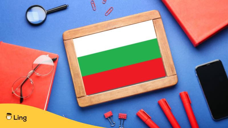 Schreibwarten Und Kleine Tafel, Worauf Die Bulgarische Flagge Abgebildet Ist