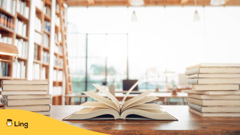 Offenes Buch Liegt Zwischen Bücherstapeln