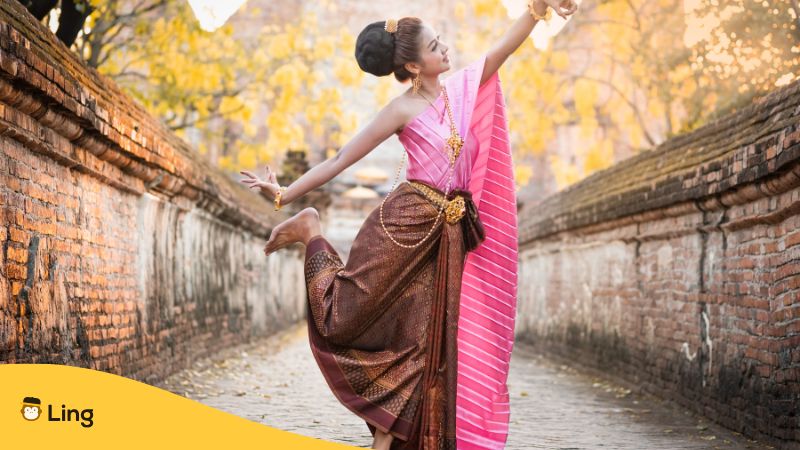 thai woman looking absolutely stunning (สวยปังมาก sǔay bpang mâak) in traditional thai outfit