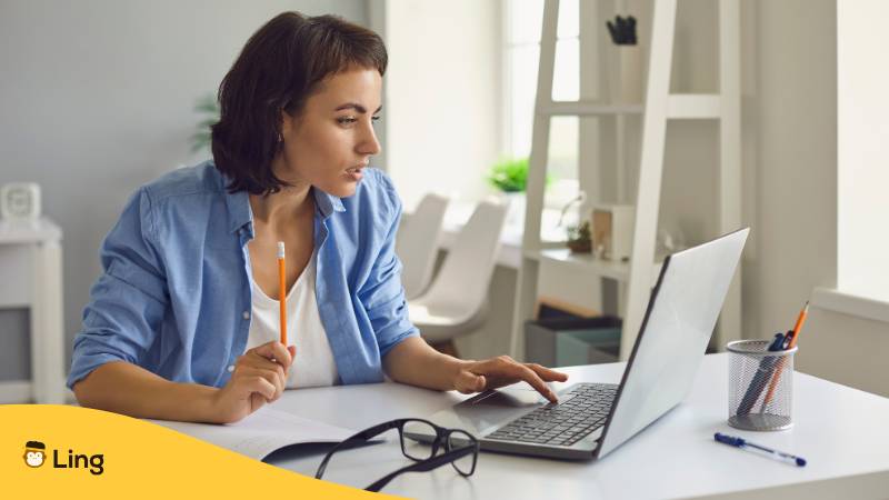 Junge Frau Lernt Online Griechisch