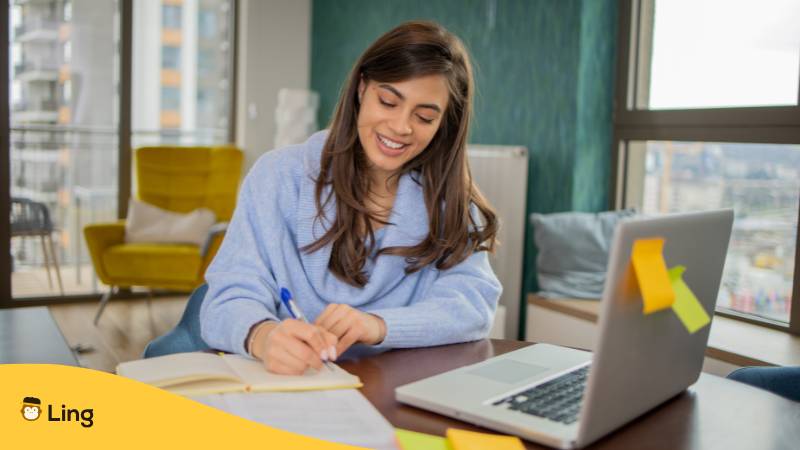 Junge Frau Lernt Georgisch Im Selbststudium Online
