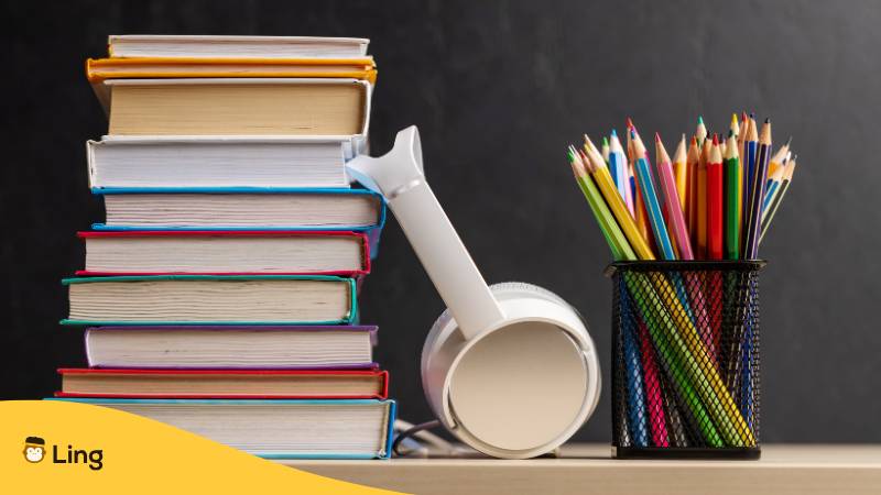 Schreibtisch Mit Stiften, Büchern Und Headphones