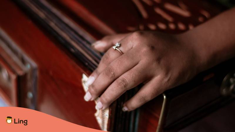 Frau Spielt Tamil Instrument