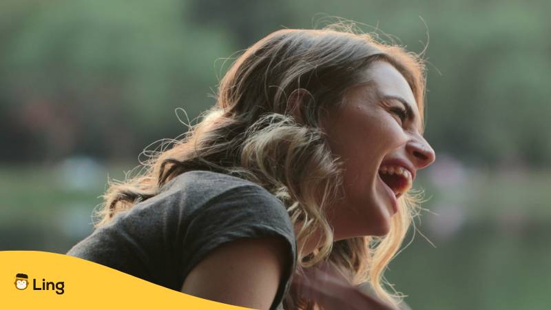 Junge Blonde Frau Lacht Über Witz