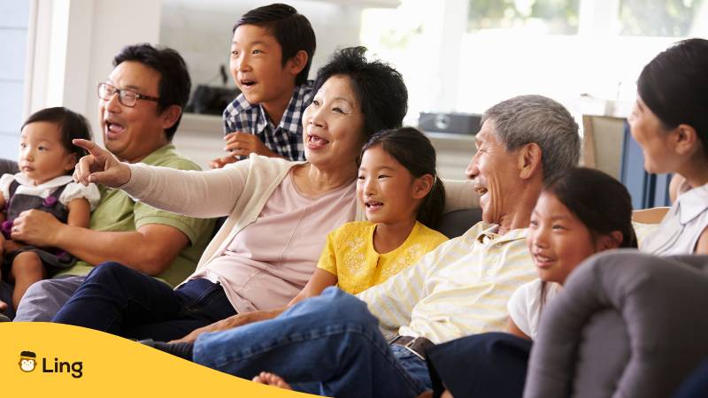Koreanische Familie Sitzt Zusammen Auf Dem Sofa