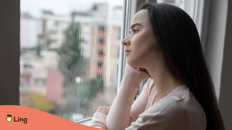 Junge Frau Schaut Traurig Aus Dem Fenster