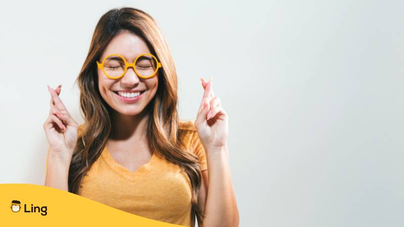 Junge Frau Kreuzt Die Finger Und Wünscht Sich Viel Glück