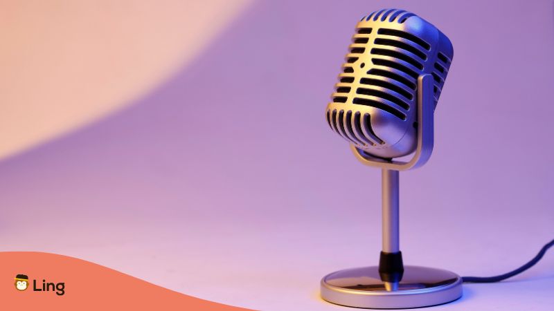 Mikrophone Vor Lila Hintergrund