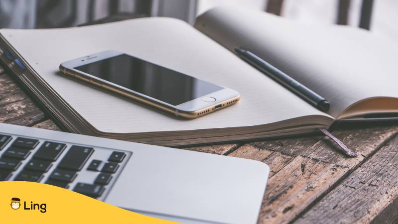 Smartphone Auf Der Seite Eines Notizbuchs Neben Laptop