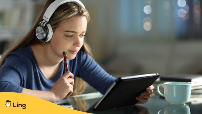 Joven Estudiando Con Una Tablet Y Audífonos