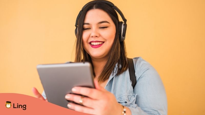 Mujer Usando Tablet Y Audífonos Para Aprender Idiomas