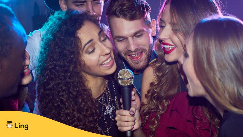 Freunde Singen In Bar Karaoke