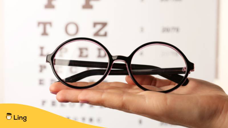 Hand Worauf Eine Brille Liegt