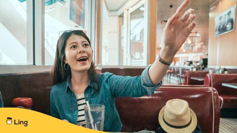 Junge Frau Will Nach Essen Bezahlen