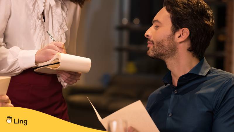 Junger Mann Bestellt Essen Im Restaurant