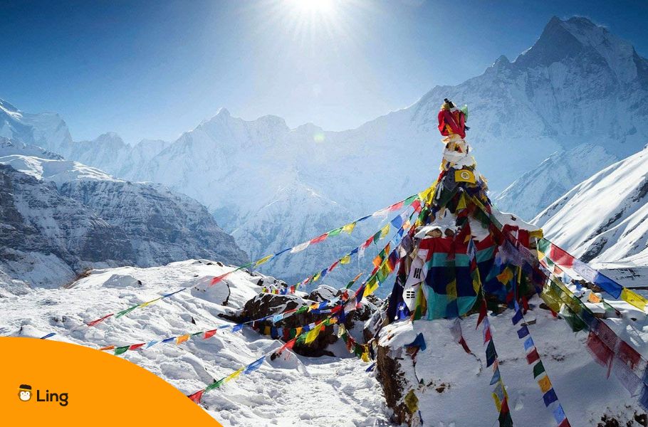 Små Flag, Der Markerer Den Snedækkede Annapurna-Basecamp I Nepal