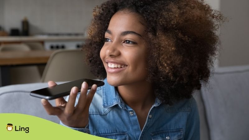 Mujer Usando Apps Para Mejorar La Pronunciación En Su Celular