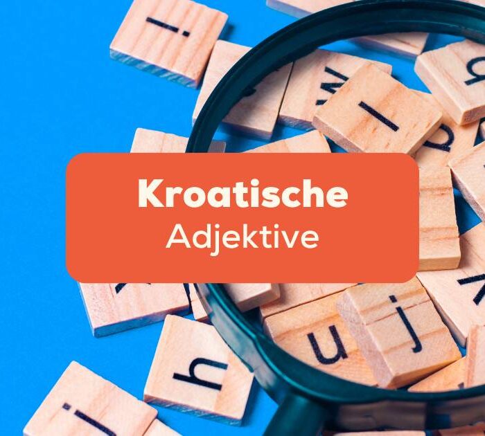 Lupe über Buchstaben aus Holz. Erfahre alles über kroatische Adjektive und wie du sie anwendest