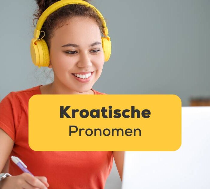 Junge Frau mit gelben Kopfhörern lernt kroatische Pronomen. Entdecke auch du kroatische Pronomen und lerne wie du sie einsetzt