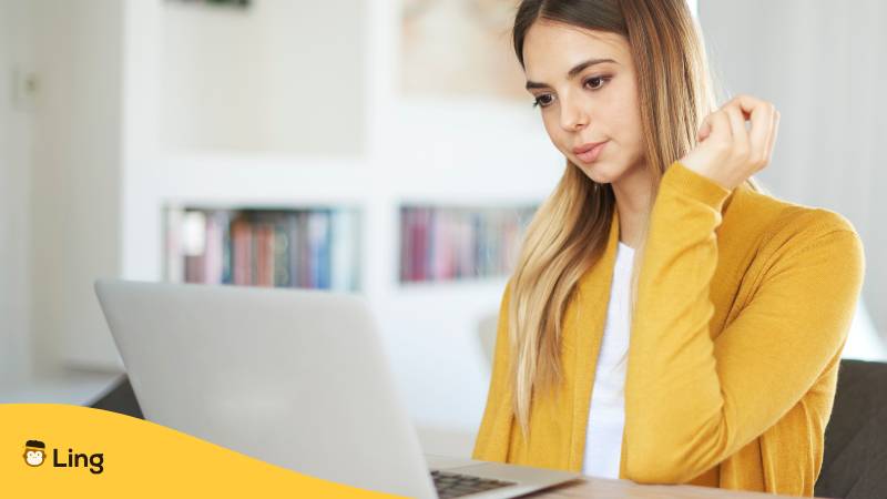 Junge Frau Lernt Am Laptop Kroatisch