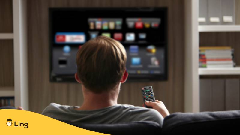 Mann Wählt Netflix An Smart-Tv