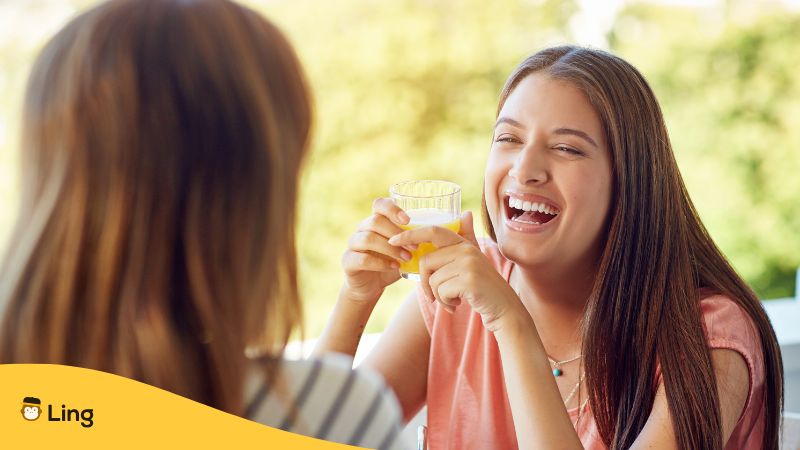 Zwei Frauen Unterhalten Sich Bei Einem Getränk
