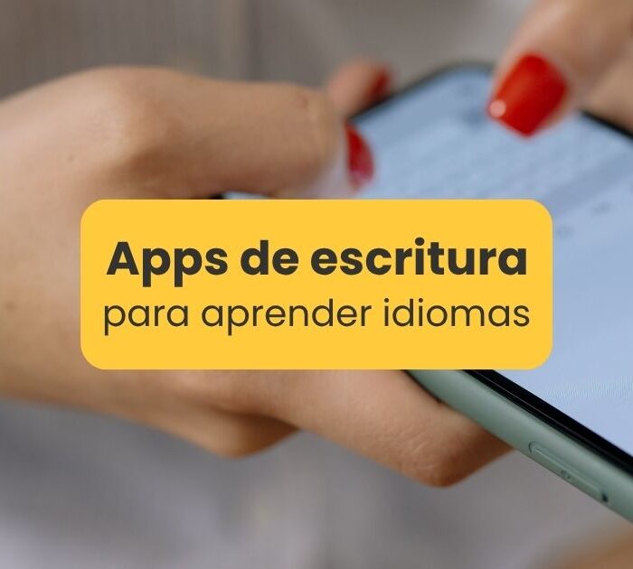 "Apps de escritura para aprender idiomas" escrito en un cuadro de texto amarillo con una imagen de manos escribiendo en un celular de fondo