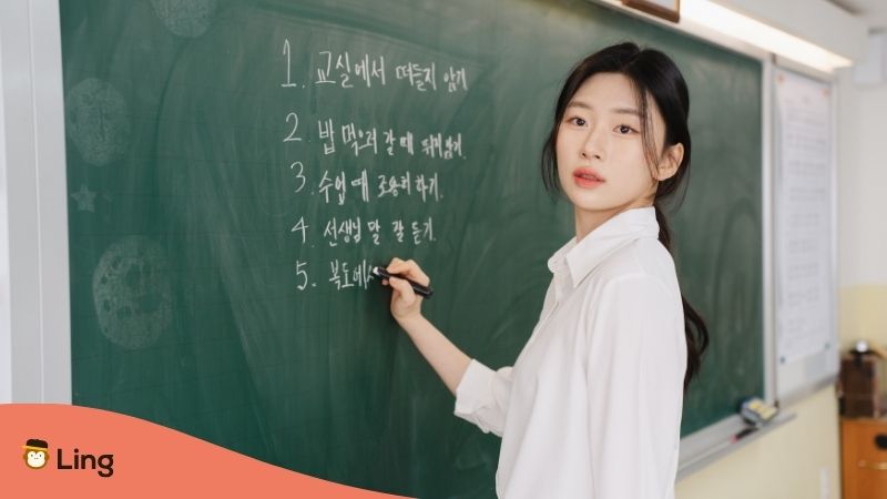 Profesora Escribiendo En Coreano En La Pizarra