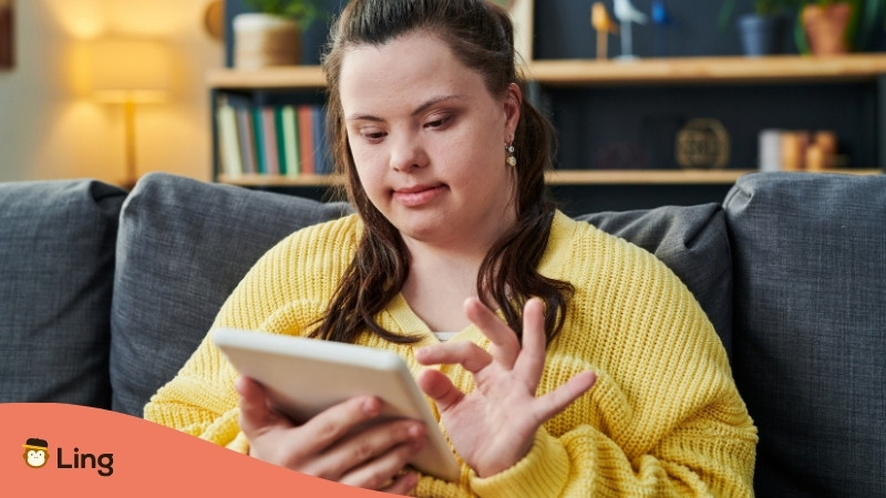 Mujer Con Síndrome De Down Usando Una Tablet Para Aprender Idiomas