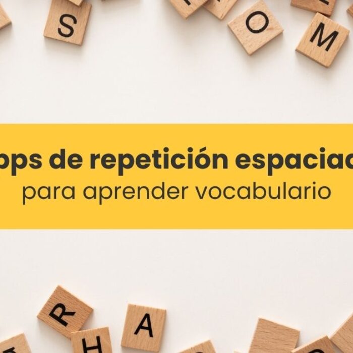"Apps de repetición espaciada para aprender vocabulario" escrito en un cuadro de texto amarillo con una imagen de letras en bloques de madera de fondo