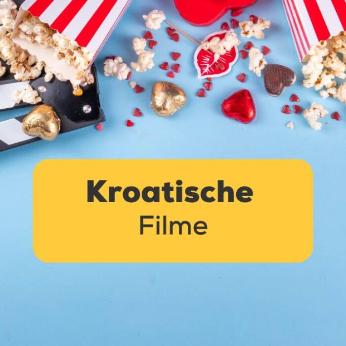 Popkorn, Snacks und Regieklappe auf blauen Untergrund. Entdecke unterhaltsame kroatische Filme, um dein Kroatisch zu verbessern