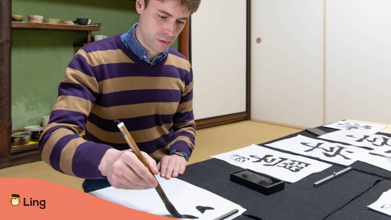 Junger Mann Lernt Die Japanische Sprache Und Kultur