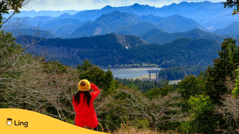 Frau Sitzt An Kumano Kodo Aussichtspunkt